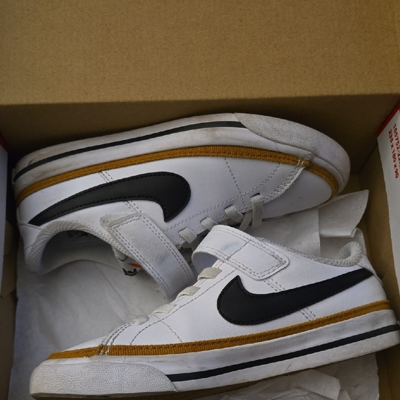 Nike Kids White, Black, and Gold Sneakers - Picture 2 of 4